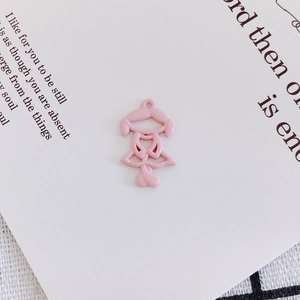 Detailaufnahme eines rosa Balletttänzer-Anhängers für die DIY-Schmuckherstellung