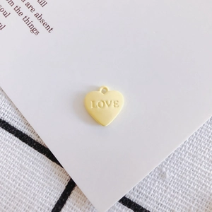 Dettaglio ciondolo LOVE a forma di cuore con anello per creazione di gioielli DIY