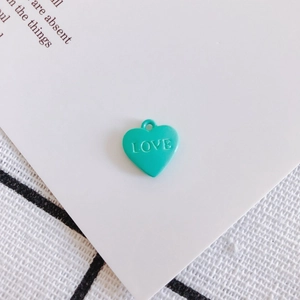 Ciondolo a cuore verde menta con scritta LOVE per gioielli e collane DIY