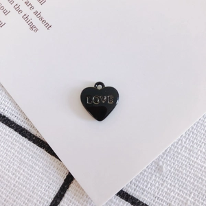 Dettaglio di un ciondolo a cuore nero con incisione LOVE per gioielli fai-da-te