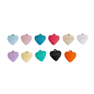 Ciondoli colorati a cuore in lega con incisione LOVE per accessori gioielli fai da te