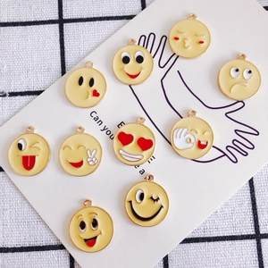 Set di ciondoli emoji in smalto giallo con bordo dorato per la creazione di gioielli