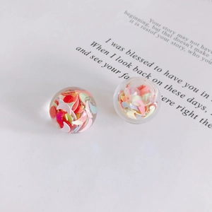 Vue rapprochée de perles de résine avec paillettes de lune colorées pour bijoux DIY