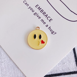 Vista dettagliata del ciondolo emoji con faccina che bacia in smalto giallo per gioielli fai da te
