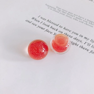 Vue détaillée d'étoiles en résine rouge translucide pailletée pour accessoires DIY