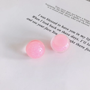 Vue macro de perles rondes en résine à paillettes roses pour bijoux DIY et coiffure