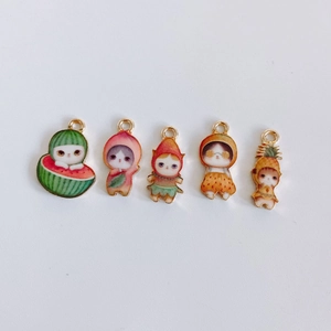 Détail de 5 pendentifs chat en émail coloré avec motifs de fruits et bordures dorées