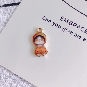 Détail d'une breloque chat en émail à pois orange pour bijoux et loisirs créatifs