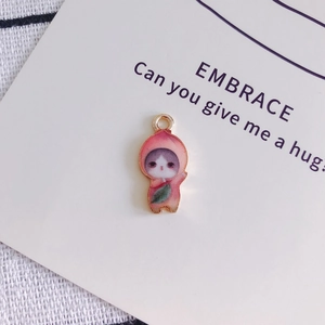 Détail d'un pendentif chat mignon en forme de fruit pour la création de bijoux DIY