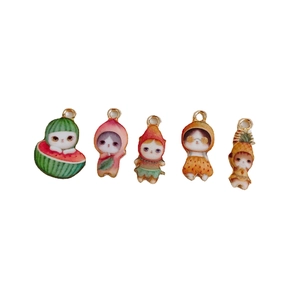 Pendentifs chat et fruits colorés en alliage pour création de bijoux avec pastèque et pêche