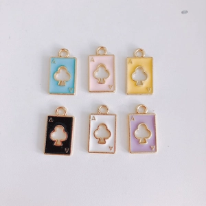 Macro-opname van kleurrijke klaveren aas bedeltjes met gouden laag voor sieraden