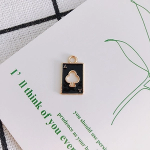 Detail van een zwart-gouden klaver aas bedeltje voor het maken van DIY sieraden