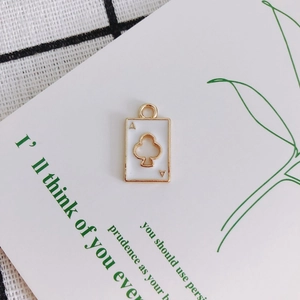 Macro-opname van de vergulde Klaver A hanger met wit emaille voor doe-het-zelf sieraden