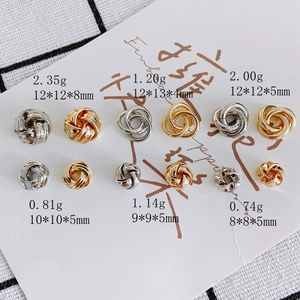 Detalle macro de cuentas de cuerda retorcida en oro de 14k y plata para joyería