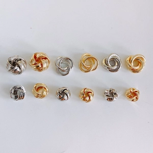 Detalle macro de cuentas de cobre trenzado chapado en oro de 14k en varios tamaños y acabados