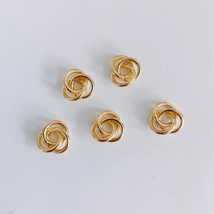 Detalle de cinco cuentas de triple anillo entrelazadas bañadas en oro 14k para joyería