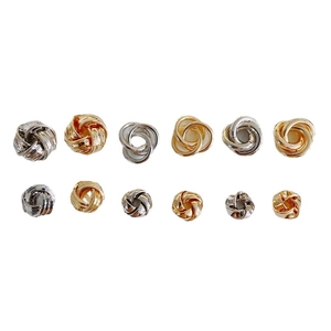 Set de pendientes de botón con nudo trenzado en oro y plata sobre fondo blanco
