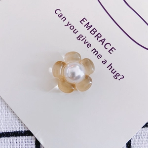 Macro-opname van amberkleurige harsbloemen met parels voor DIY-sieraden maken