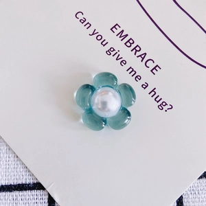 Detailopname van doorschijnende blauwe acrylbloem met parel voor DIY haaraccessoire-onderdelen