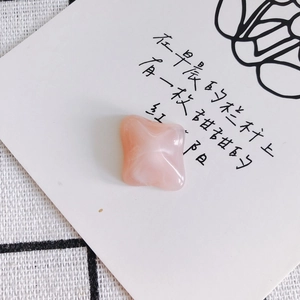 Détail macro de breloques en résine rose en forme d'étoile pour création de bijoux