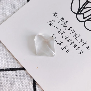 Macro d'un accessoire en résine transparente en forme d'étoile sur une carte décor