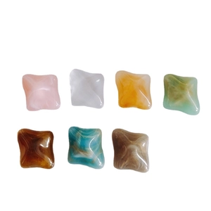 Charm's carrés irréguliers en résine à texture marbrée en sept couleurs mixtes