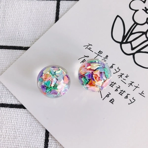 Gros plan de perles en résine avec remplissage de paillettes irisées pour bijoux DIY