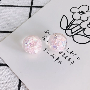 Gros plan de paillettes de cœur roses et étoiles scintillantes dans de la résine DIY