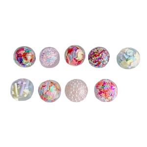 Accessoires DIY avec paillettes cœur irisées et perles colorées dans des breloques claires