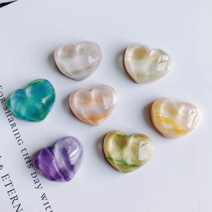 Ciondoli a cuore in resina lucida con trama marmorea per decorazione cover fai-da-te