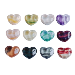 Set di 12 ciondoli in resina a forma di cuore con texture marmorea colorata