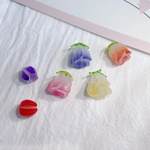 Macro de 6 pendentifs boutons de rose en résine avec calice vert pour création de bijoux