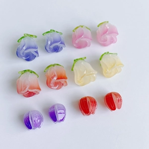Détail macro de fleurs de rose et tulipes en résine colorée pour la création de bijoux