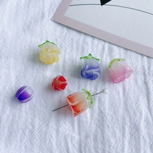 Vue macro de pendentifs fleurs en résine colorée avec trou pour bijoux DIY