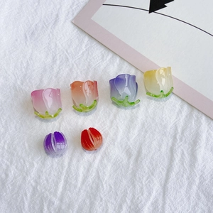 Vue macro de breloques tulipes en résine dégradée pour la création de bijoux DIY