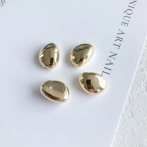 Détail de perles de résine dorées irrégulières pour la création de bijoux DIY et nail art