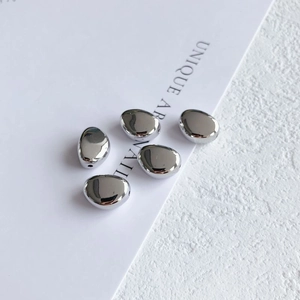 Gros plan de perles de résine argentées irrégulières pour bijoux DIY et nail art