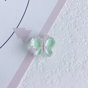 Vue macro d'un accessoire papillon en résine colorée pour bijoux DIY et coiffure