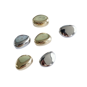 Perles de galets irrégulières en résine plaquée or et argent pour accessoires de bijoux DIY