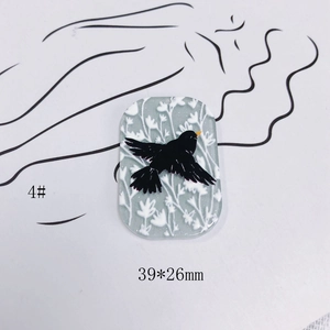 Detail eines rechteckigen Acryl-Anhängers mit 39x26mm Vogel- und Blumenmuster für DIY-Schmuck