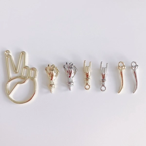 Sortierte gold- und silberne Handgesten-Anhänger und Cornicello-Anhänger für DIY-Schmuck