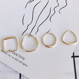 Set di quattro anelli geometrici in lega dorata con design quadrati e circolari irregolari
