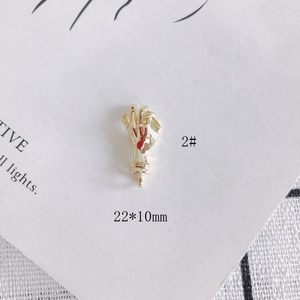 Makroaufnahme eines 22x10mm Goldpalm-Anhängers für DIY Mode-Schmuckzubehör