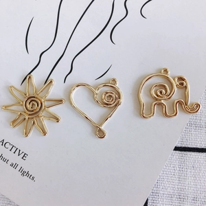 Drie gouden legering DIY sieraden hangers in de vorm van zon, hart en abstracte olifant