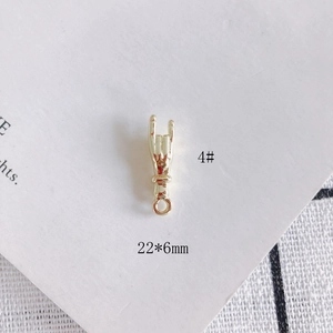 Detail eines 22x6mm vergoldeten Rockerhand-Anhängers für DIY-Schmuckherstellung