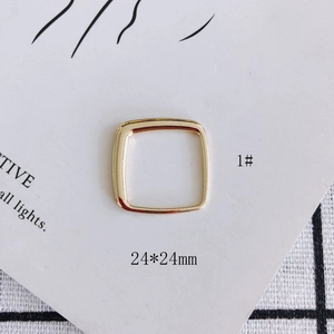 Dettaglio di montatura quadrata in metallo dorato da 24 mm per accessori gioielli DIY
