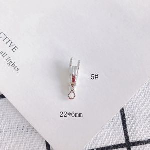 Nahaufnahme eines silbernen Rock-on-Geste-Anhängers für DIY-Schmuck, Größe 22x6mm