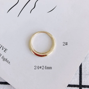 Dettaglio di un ciondolo geometrico dorato da 24mm con finitura a specchio lucidata