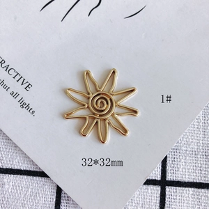 Macro-opname van 32x32mm gouden zonnehanger met spiraalstructuur voor DIY-sieraden