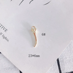 Detailansicht eines goldenen Horn-Anhängers 23x6mm für DIY-Schmuckherstellung